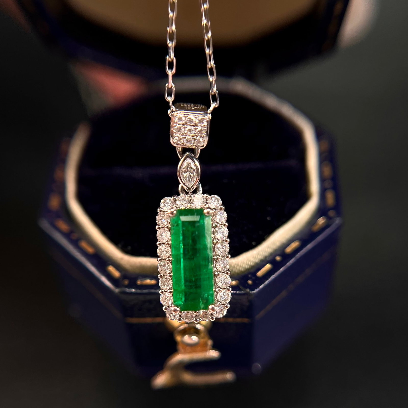 14k Gold 0.76 Ctw Vivid Green Natural Emerald & Diamond Necklace: Ref:231156334 // gold content:14k gold // main gemstone:emerald // shape:octagonal // carat weight:0. 52ct // color:vivid green // treatment:natural // // adjacent gemstone 2 : diamond //