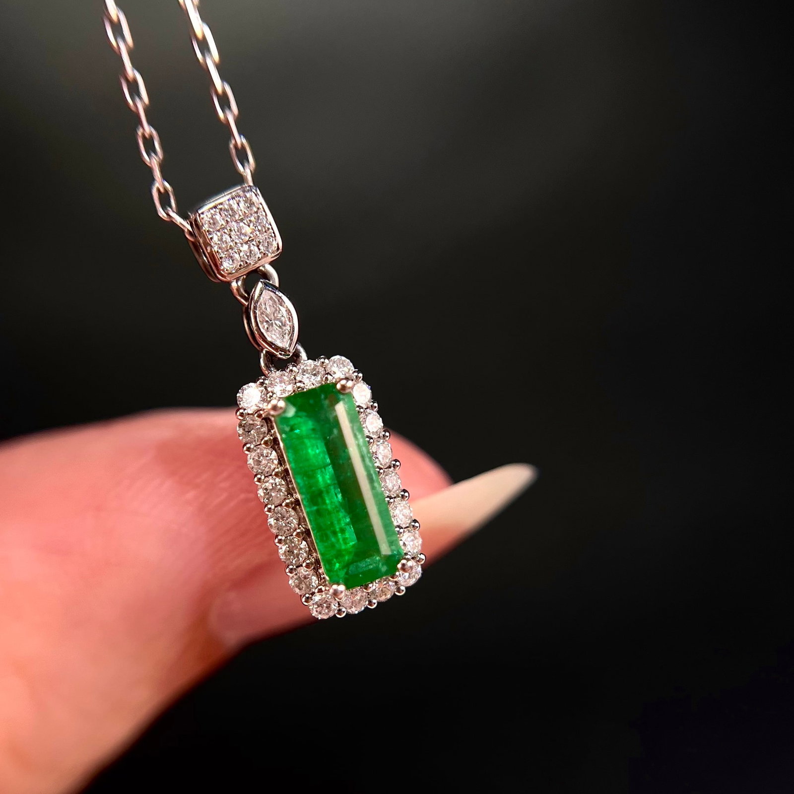 14k Gold 0.76 Ctw Vivid Green Natural Emerald & Diamond Necklace - 3