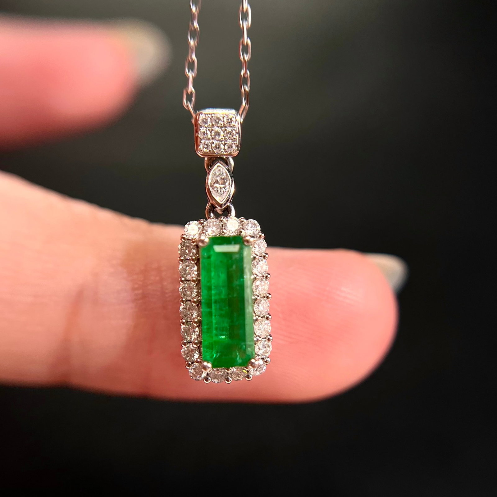 14k Gold 0.76 Ctw Vivid Green Natural Emerald & Diamond Necklace - 4