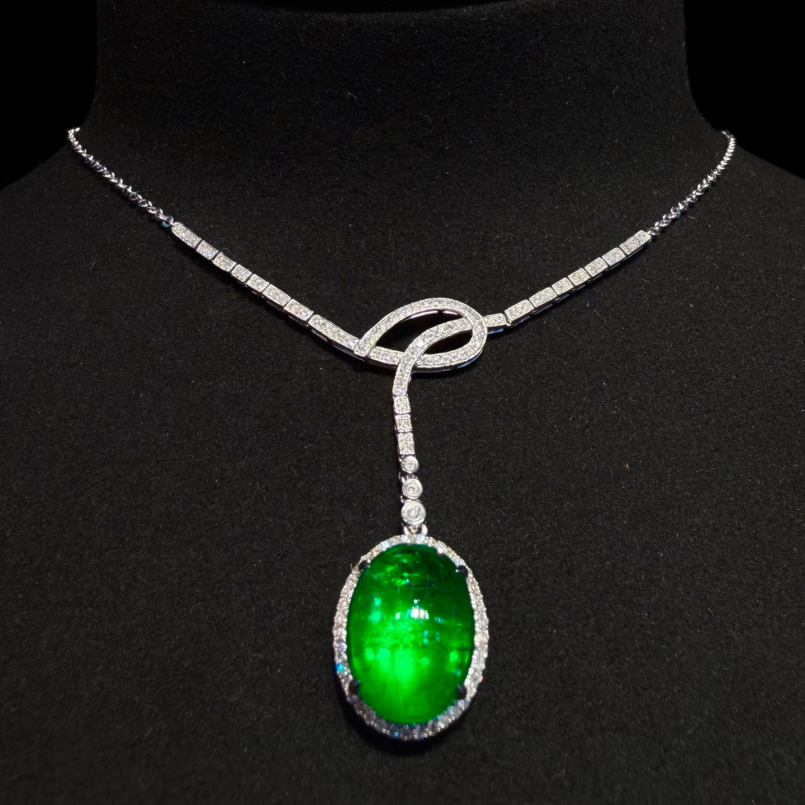 14k Gold 6.13 Ctw Natural Emerald & Diamond Necklace: Ref:231156335 // gold content:14k gold // main gemstone:emerald // shape:oval // carat weight:5. 65ct // color:green // treatment:natural // // adjacent gemstone 2 : diamond // shape:round // carat we