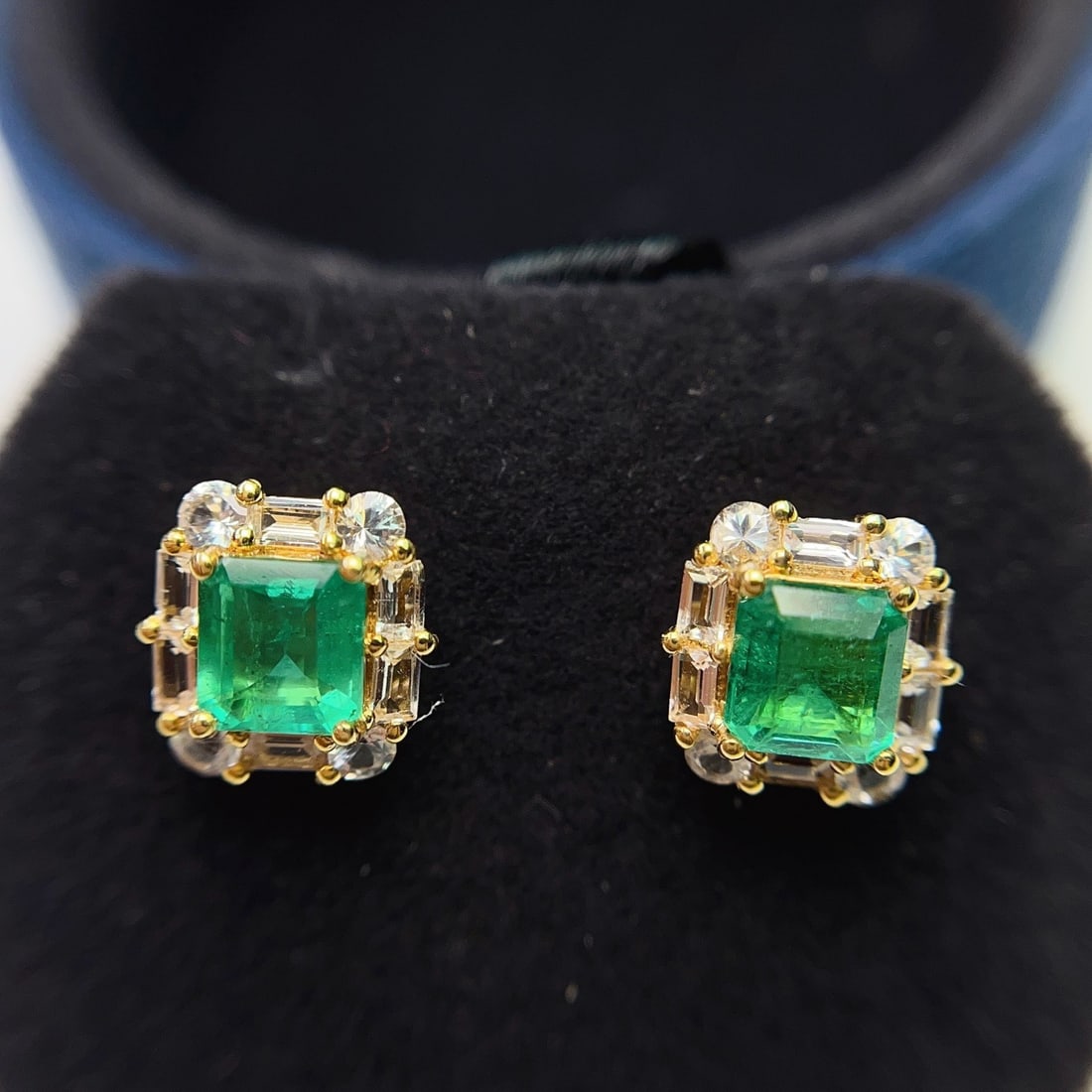 14k Gold 1.65 Ct Natural Emerald & Sapphire Earrings: Ref:231156345 // gold content:14k gold // main gemstone:emerald // shape:octagonal // carat weight:1. 65ct // color:green // treatment:natural // // adjacent gemstone 2 : sapphire // number of stones: