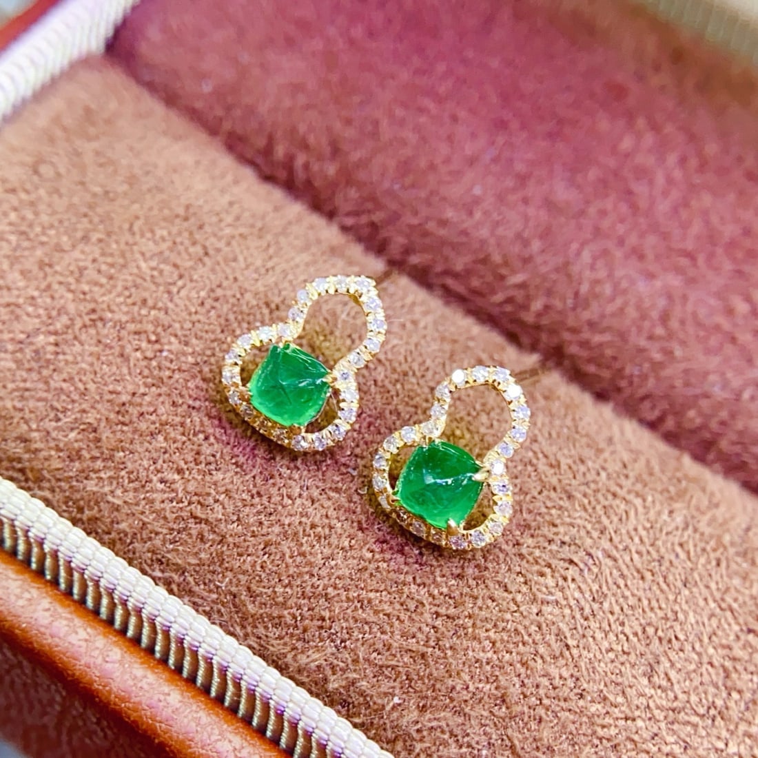 14k Gold 0.53 Ct Natural Emerald & Diamond Earrings: Ref:231156375 // gold content:14k gold // main gemstone:emerald // shape:sugar-loaf // carat weight:0. 53ct // color:green // treatment:natural // // adjacent gemstone 2 : diamond // number of