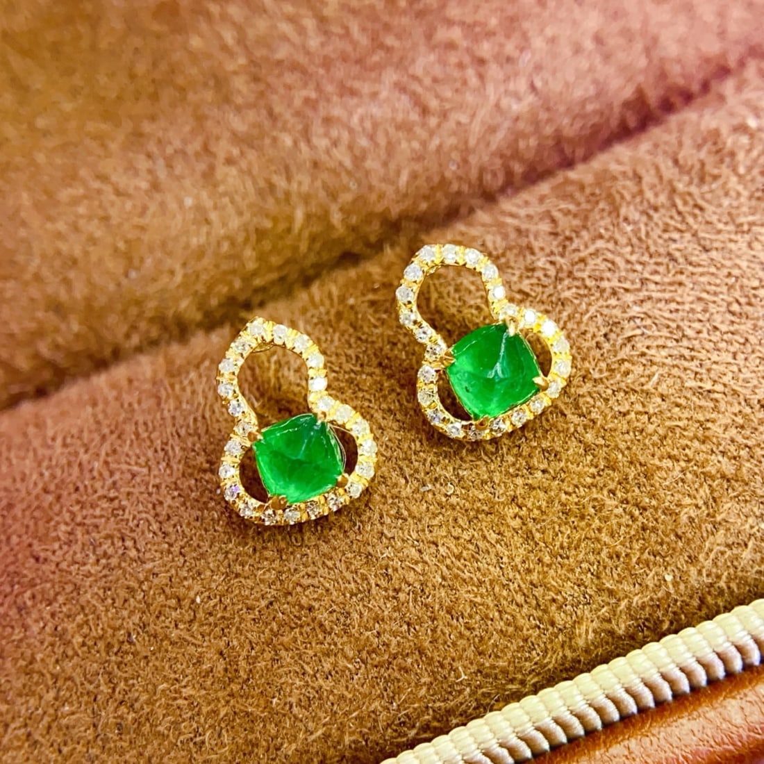 14k Gold 0.53 Ct Natural Emerald & Diamond Earrings - 4