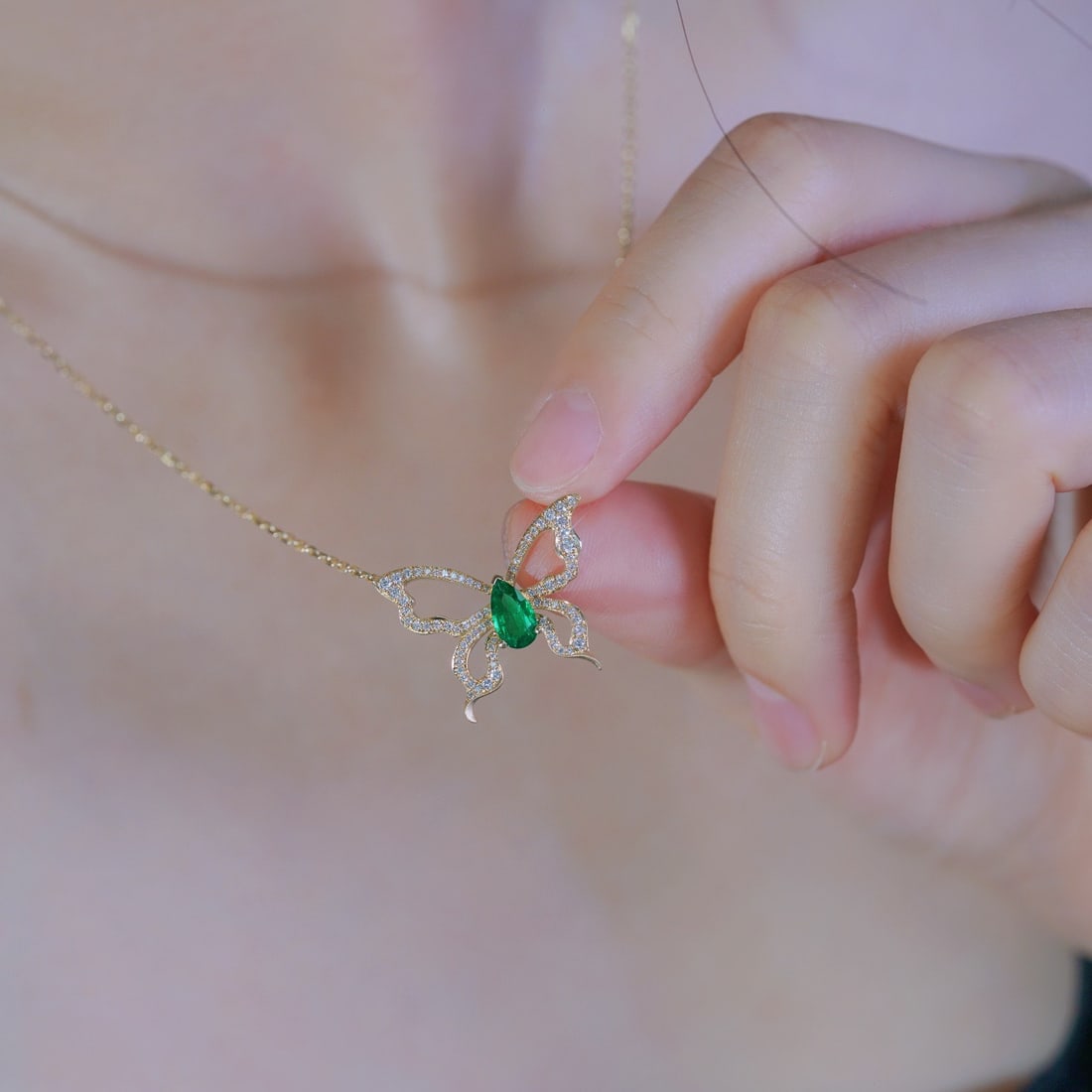 14k Gold 0.63 Ctw Natural Emerald & Diamond & Butterfly Necklace - 3