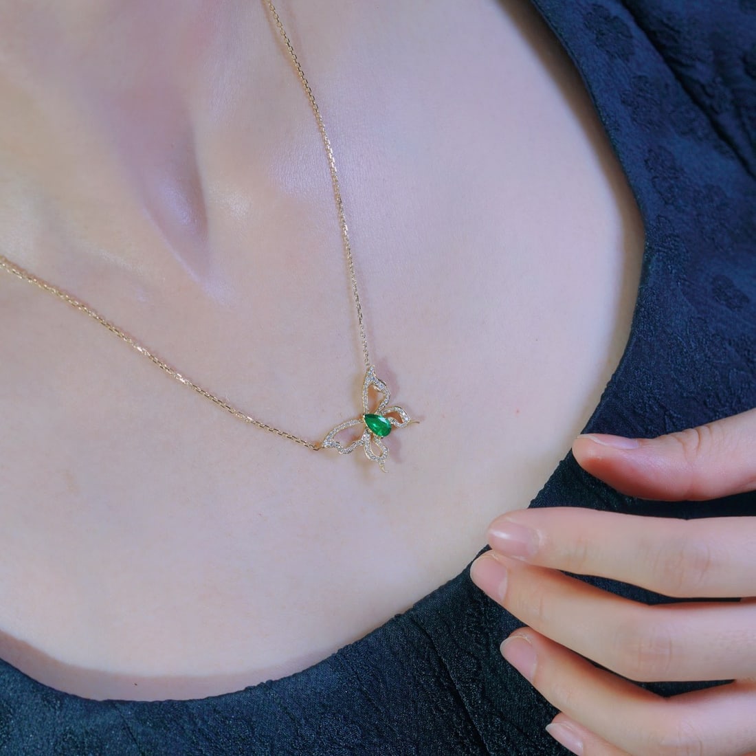 14k Gold 0.63 Ctw Natural Emerald & Diamond & Butterfly Necklace - 4