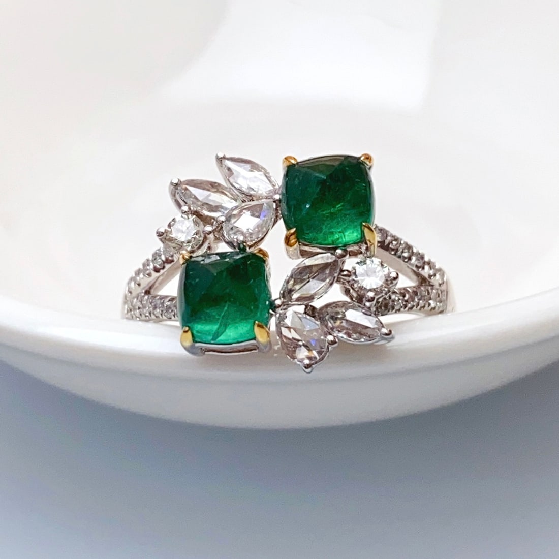 14k Gold 1.65 Ct Vivid Green Natural Emerald & Diamond Ring: Ref:231156380 // gold content:14k gold // ring size:7. 25us // // main gemstone:emerald // shape:sugar-loaf // carat weight:1. 65ct // color:vivid green // treatment:natural // // adjacent gemstone 2