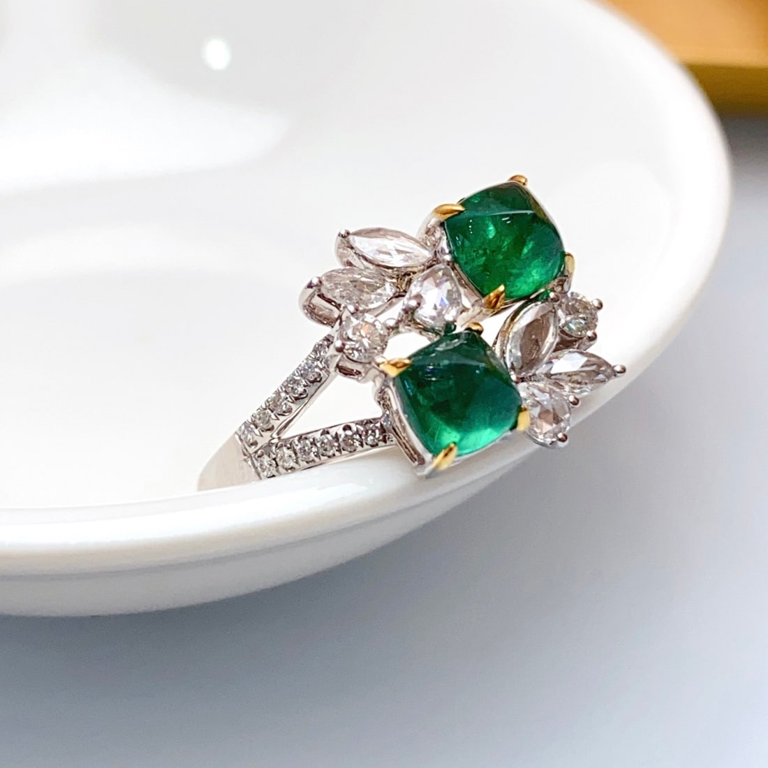 14k Gold 1.65 Ct Vivid Green Natural Emerald & Diamond Ring - 2