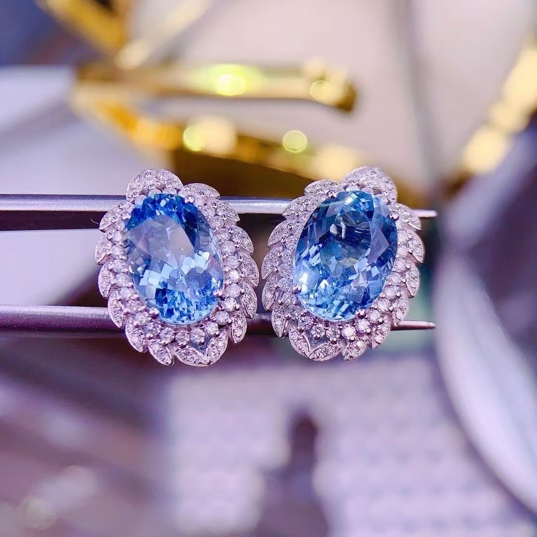 14k Gold 6.3 Ct Natural Aquamarine & Diamond Earrings: Ref:231156399 // gold content:14k gold // main gemstone:aquamarine // shape:oval // carat weight:6. 3ct // color:blue // treatment:natural // // adjacent gemstone 2 : diamond // shape:round //