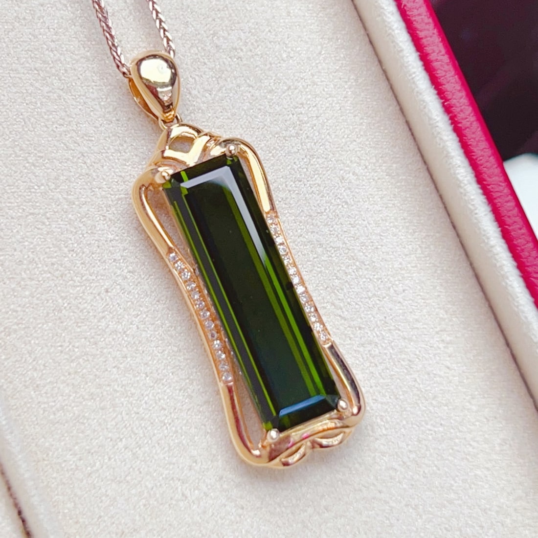 14k Gold 7.83 Ctw Natural Tourmaline & Diamond Pendant( Without Chain ): Ref:231156402 // gold content:14k gold // main gemstone:tourmaline // shape:octagonal // carat weight:7. 75ct // color:green // treatment:natural // // adjacent gemstone 2 : diamond // number of stone