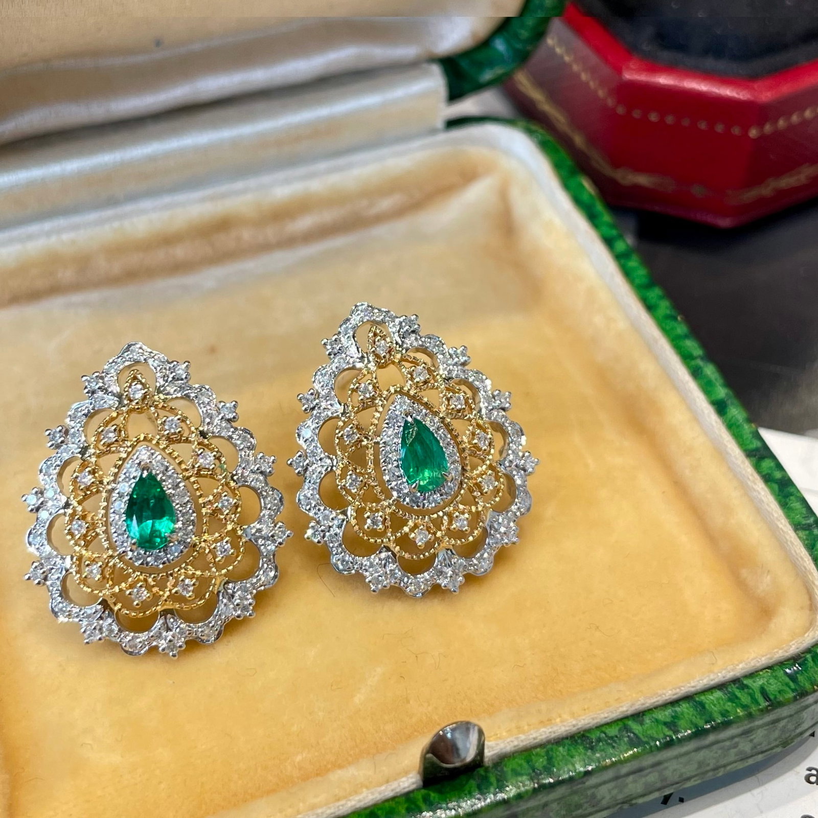 14k Gold 0.31 Ct Natural Emerald & Diamond Earrings: Ref:231156434 // gold content:14k gold // main gemstone:emerald // shape:pear // carat weight:0. 31ct // color:green // treatment:natural // // adjacent gemstone 2 : diamond // shape:round // clarity 