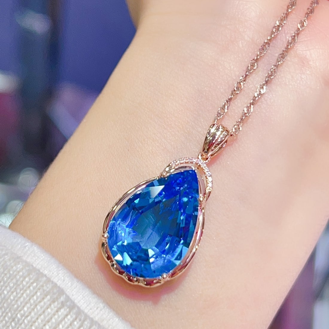 14k Gold 15.88 Ctw Natural Topaz & Diamond Pendant( Without Chain ): Ref:231156442 // gold content:14k gold // main gemstone:topaz // shape:pear // carat weight:15. 85ct // color:blue // treatment:natural // // adjacent gemstone 2 : diamond // number of stones:11 // sh