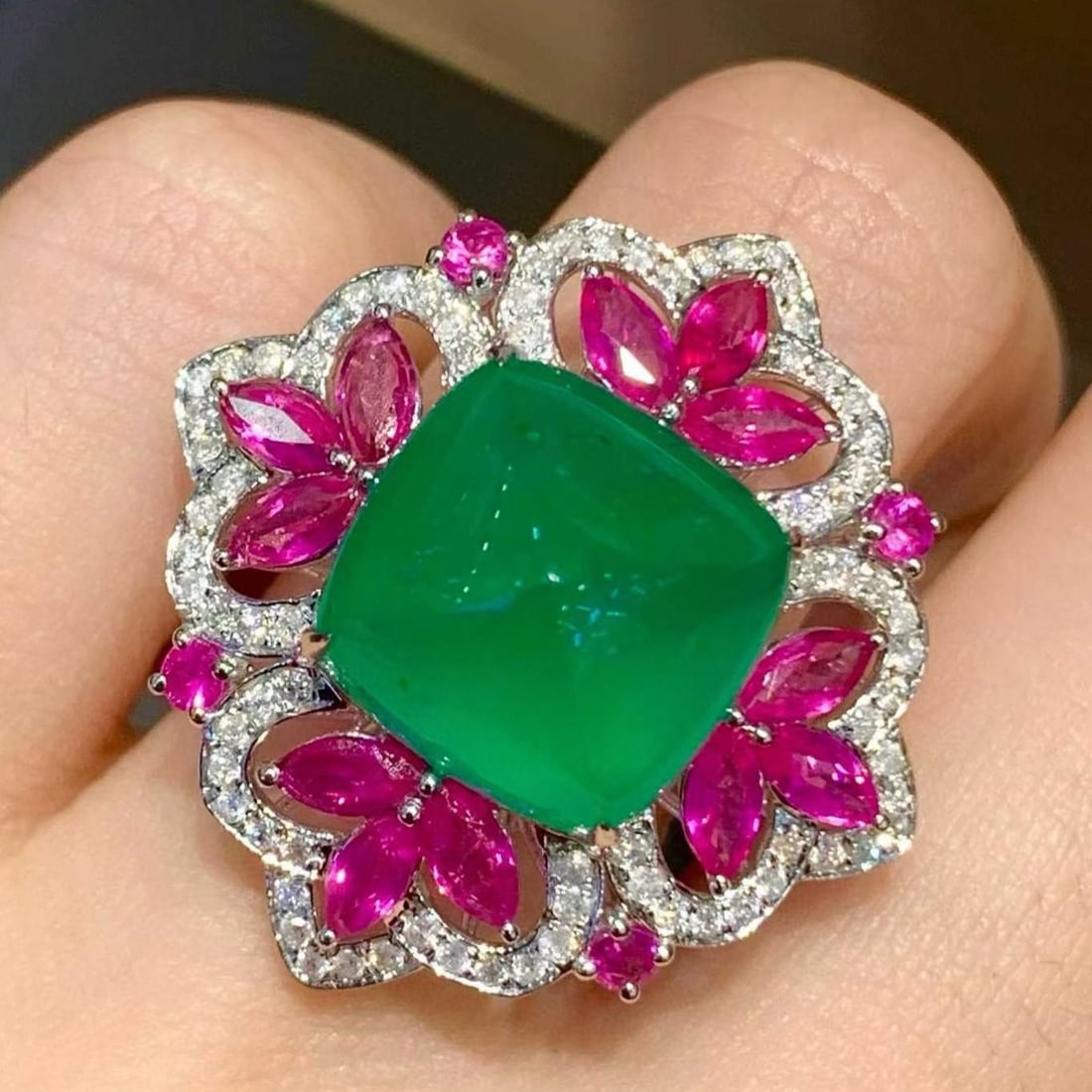 14k Gold 10.5 Ct Natural Emerald & Diamond Ring: Ref:231157002 // gold content:14k gold // ring size:7. 25us // // main gemstone:emerald // shape:sugar-loaf // carat weight:10. 5ct // color:green // treatment:natural // // adjacent gemstone 2 : diam