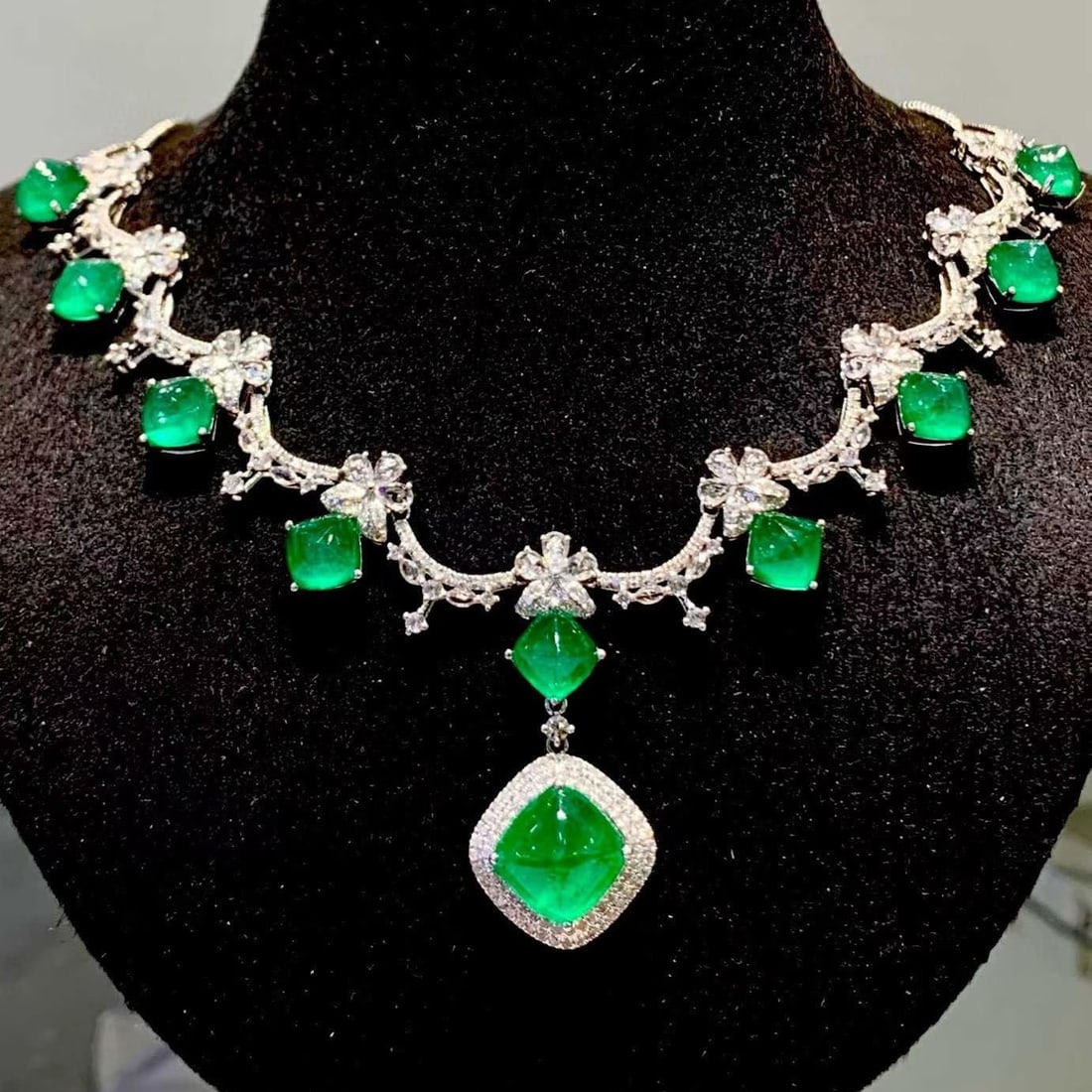 14k Gold 13.00 Ct Natural Emerald & Diamond & Sapphire Necklace: Ref:231157005 // gold content:14k gold // main gemstone:emerald // shape:sugar-loaf // carat weight:13. 00ct // color:green // treatment:natural // // adjacent gemstone 2 : diamond // shape:round // c