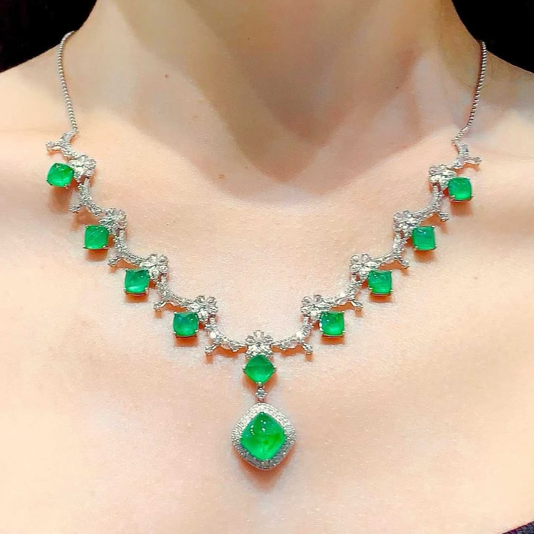 14k Gold 13.00 Ct Natural Emerald & Diamond & Sapphire Necklace - 2
