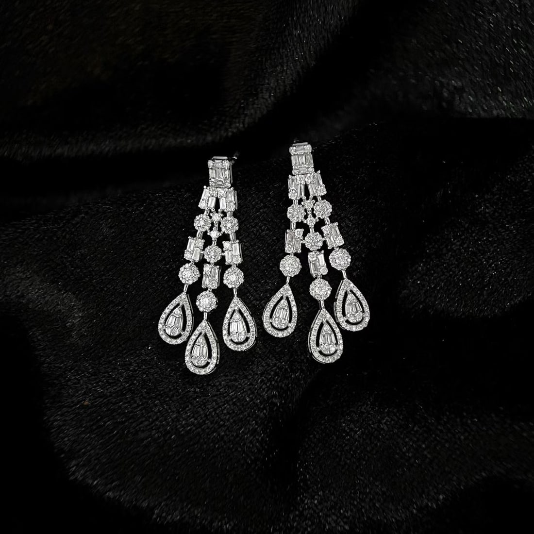 14k Gold 1.4 Ct Natural H Diamond Earrings: Ref:231157011 // gold content:14k gold // main gemstone:diamond // shape:multiple // carat weight:1. 4ct // clarity grade:vs-si // color:h // treatment:natural // Condition: New Low Estimate: 4200.00 