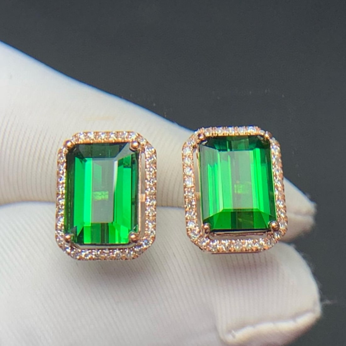 14k Gold 3.6 Ct Natural Tourmaline & Diamond Earrings: Ref:231157018 // gold content:14k gold // main gemstone:tourmaline // shape:octagonal // carat weight:3. 6ct // color:green // treatment:natural // // adjacent gemstone 2 : diamond // shape:round //
