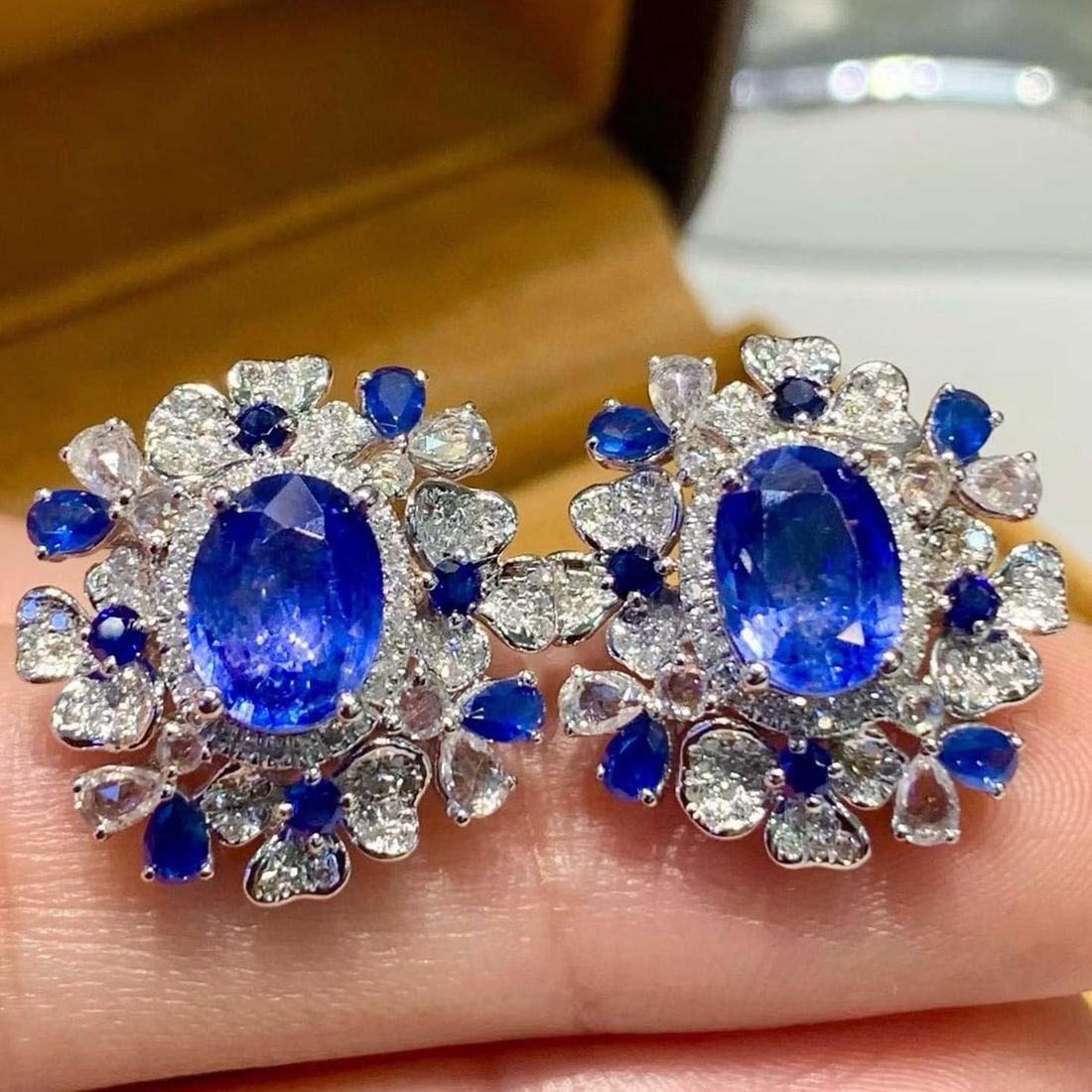 14k Gold 3.5 Ct Natural Sapphire & Diamond Earrings: Ref:231157026 // gold content:14k gold // main gemstone:sapphire // shape:oval // carat weight:3. 5ct // color:blue // treatment:natural // // adjacent gemstone 2 : diamond // shape:round // clarity g