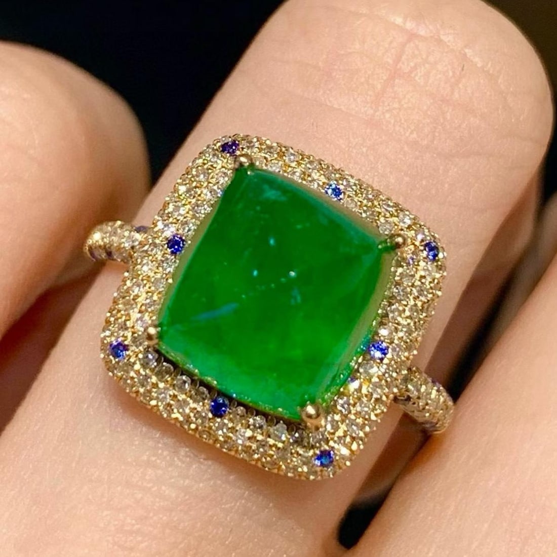 14k Gold 4.5 Ct Natural Emerald & Diamond Ring: Ref:231157034 // gold content:14k gold // ring size:7. 25us // // main gemstone:emerald // shape:sugar-loaf // carat weight:4. 5ct // color:green // treatment:natural // // adjacent gemstone 2 : diamo