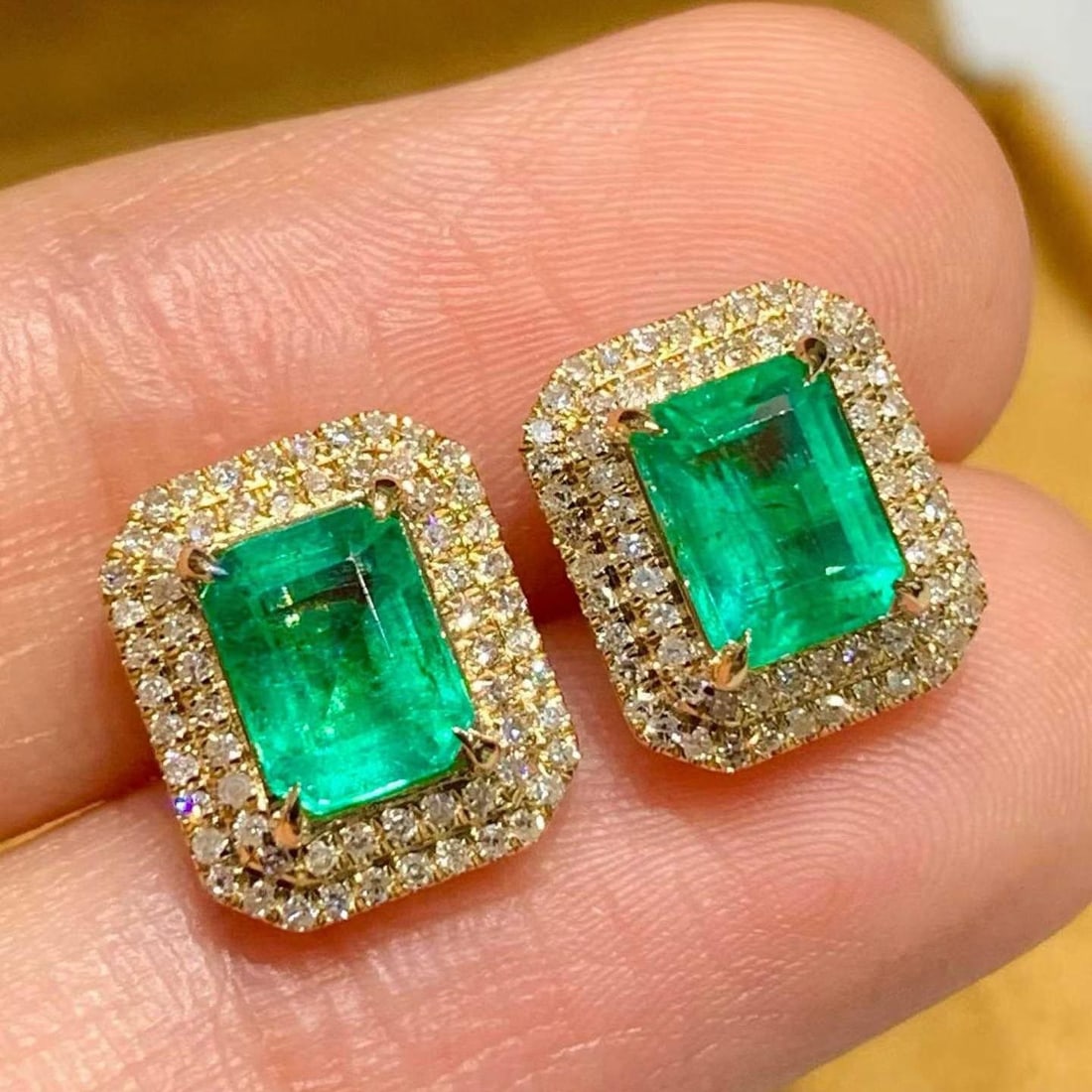 14k Gold 1.6 Ct Natural Emerald & Diamond Earrings: Ref:231157035 // gold content:14k gold // main gemstone:emerald // shape:octagonal // carat weight:1. 6ct // color:green // treatment:natural // // adjacent gemstone 2 : diamond // shape:round // clar