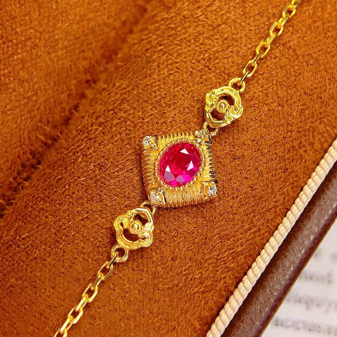 14k Gold 0.5 Ct Natural Ruby & Diamond Bracelet: Ref:231157077 // gold content:14k gold // main gemstone:ruby // shape:oval // carat weight:0. 5ct // color:pinkish red // treatment:natural // // adjacent gemstone 2 : diamond // number of stones:4