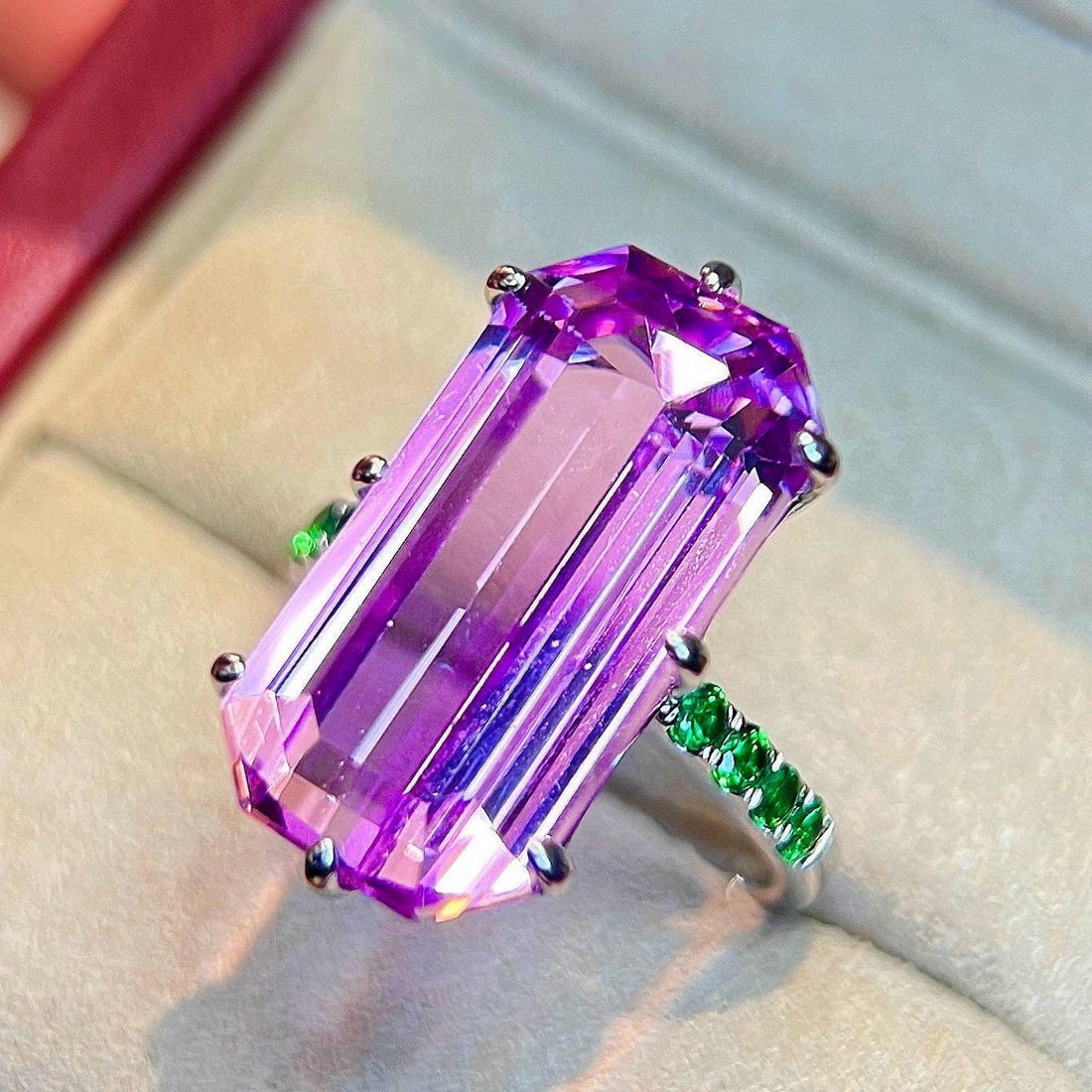 14k Gold 17.11 Ctw Natural Kunzite & Tsavorite Ring: Ref:231157101 // gold content:14k gold // ring size:7. 25us // // main gemstone:kunzite // shape:octagonal // carat weight:16. 71ct // color:pinkish purple // treatment:natural // // adjacent gemstone