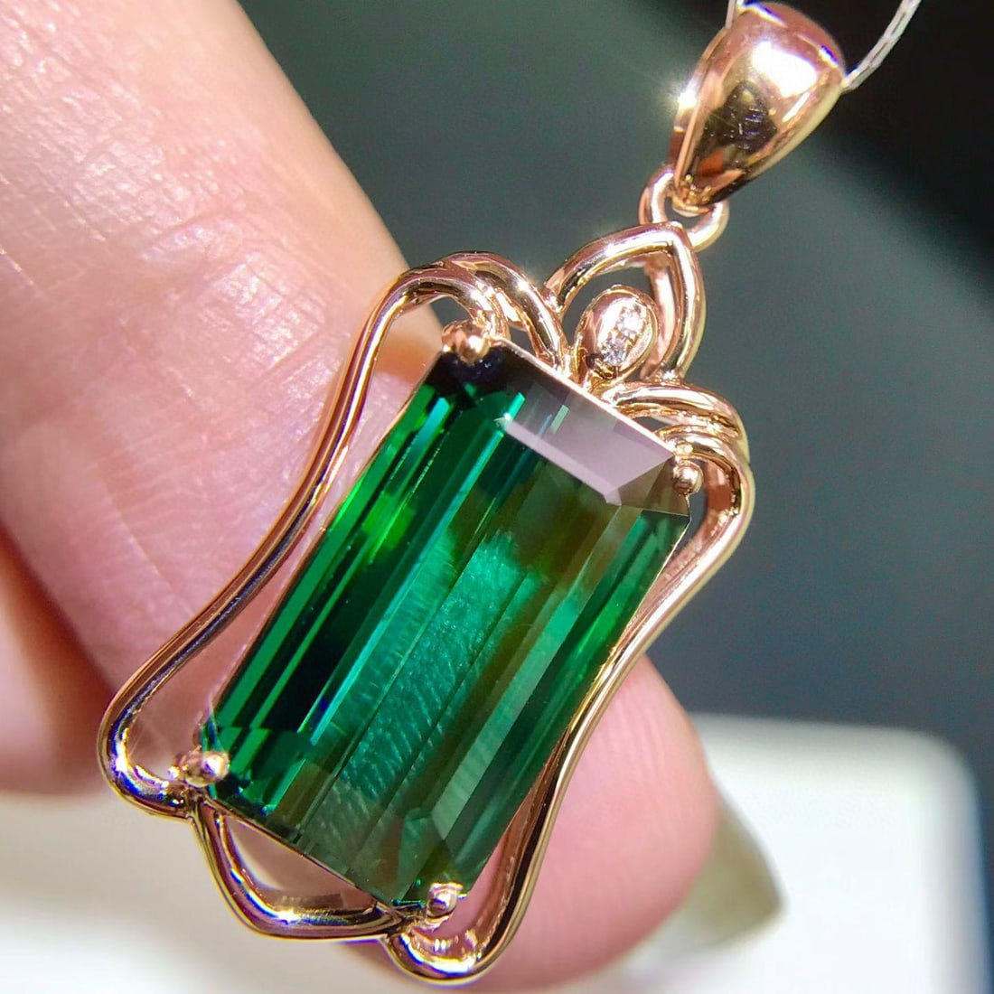 14k Gold 3.5 Ct Natural Tourmaline & Diamond Pendant( Without Chain ): Ref:231157105 // gold content:14k gold // main gemstone:tourmaline // shape:octagonal // carat weight:3. 5ct // color:green // treatment:natural // // adjacent gemstone 2 : diamond // number of