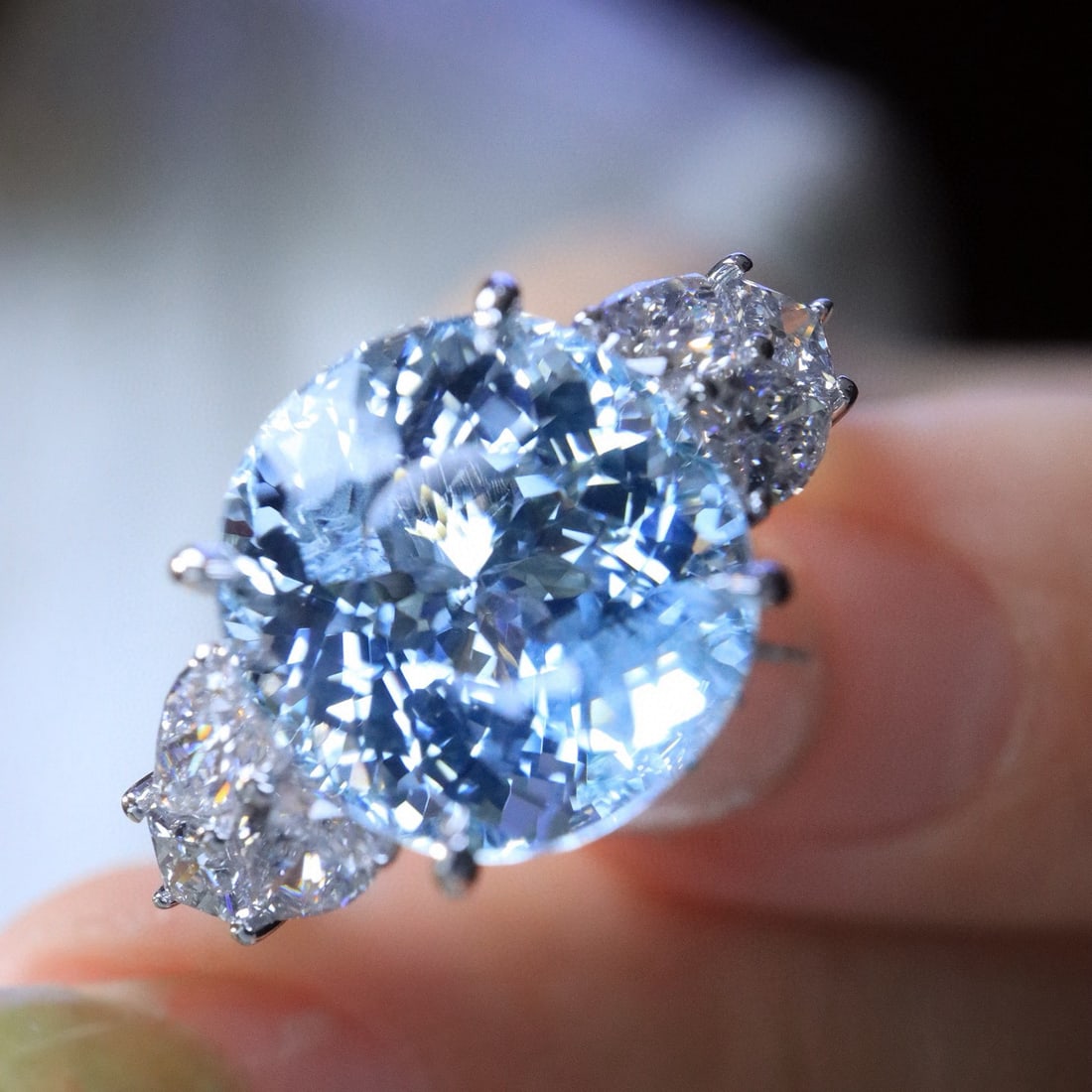 14k Gold 6.09 Ctw Natural Aquamarine & Lab Grown Diamond Ring: Ref:231157111 // gold content:14k gold // ring size:7. 25us // // main gemstone:aquamarine // shape:oval // carat weight:5. 29ct // color:blue // treatment:natural // // adjacent gemstone 2 : lab grow