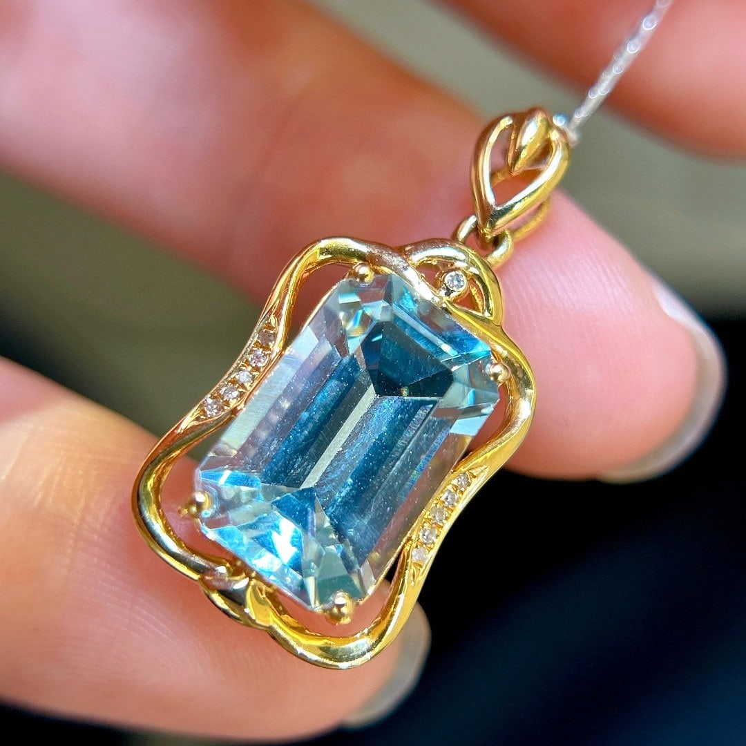 14k Gold 4.10 Ct Natural Aquamarine & Diamond Pendant( Without Chain ): Ref:231157112 // gold content:14k gold // main gemstone:aquamarine // shape:octagonal // carat weight:4. 10ct // color:blue // treatment:natural // // adjacent gemstone 2 : diamond // number of stones
