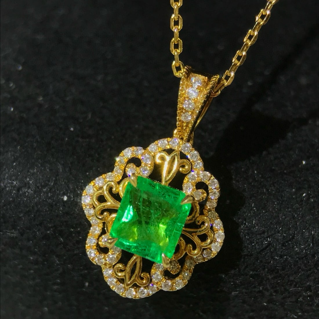 14k Gold 0.92 Ctw Natural Emerald & Diamond Pendant( Without Chain ) - 2