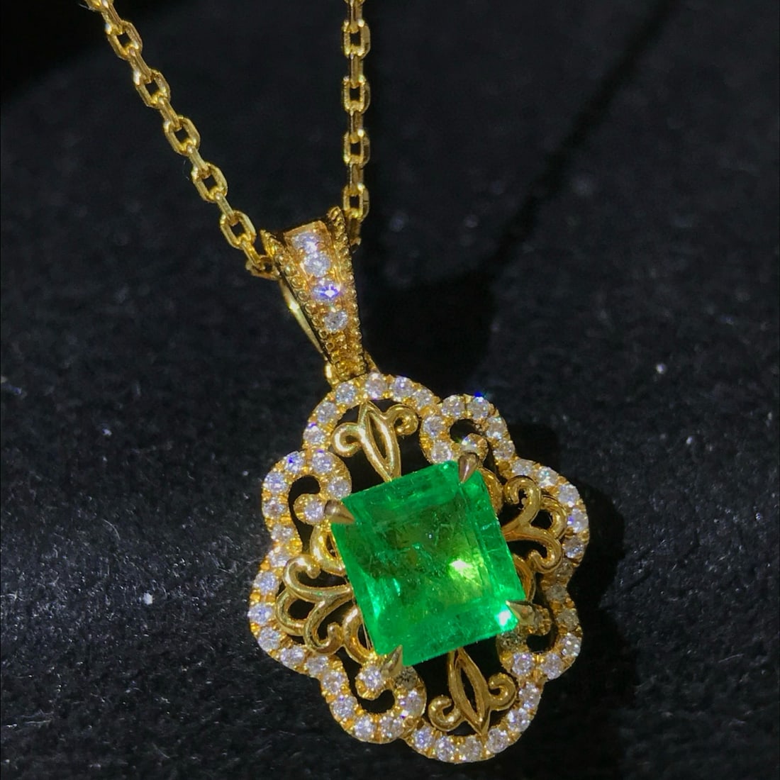 14k Gold 0.92 Ctw Natural Emerald & Diamond Pendant( Without Chain ) - 3