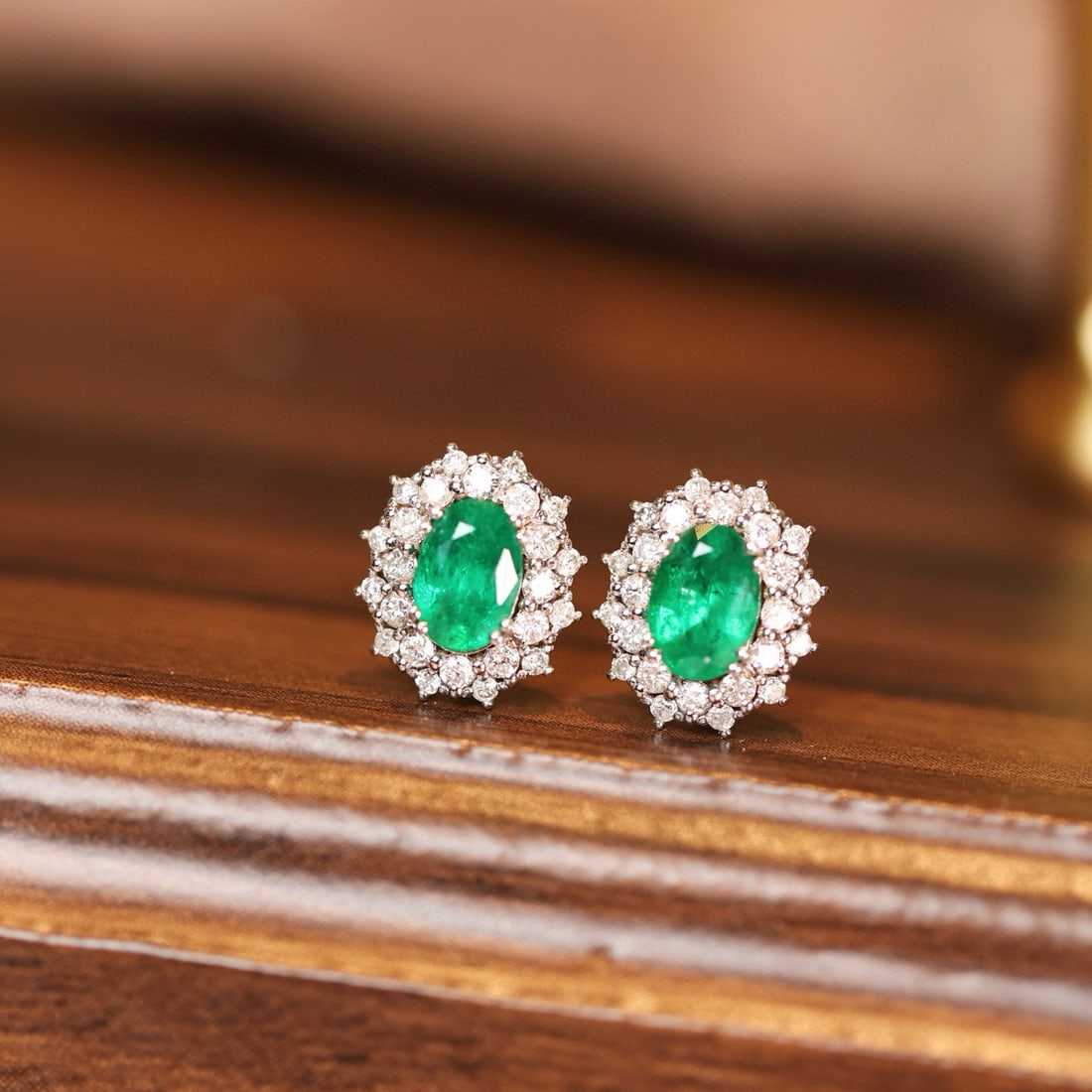 14k Gold 1.36 Ctw Natural Emerald & Diamond Earrings: Ref:231157176 // gold content:14k gold // main gemstone:emerald // shape:oval // carat weight:0. 90ct // color:green // treatment:natural // // adjacent gemstone 2 : diamond // shape:round // carat