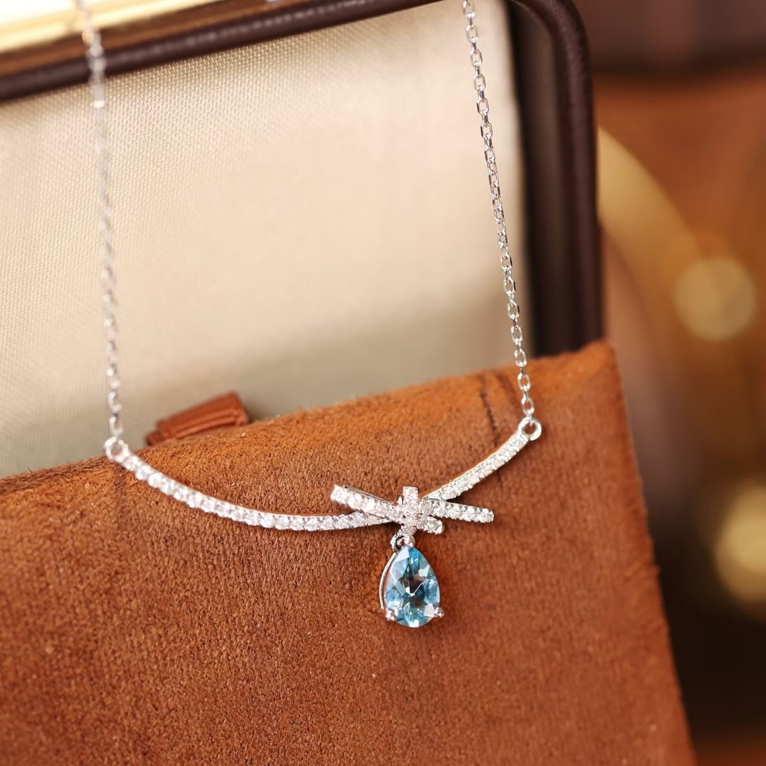 14k Gold 0.62 Ctw Natural Aquamarine & Diamond Necklace: Ref:231157186 // gold content:14k gold // main gemstone:aquamarine // shape:pear // carat weight:0. 41ct // color:blue // treatment:natural // // adjacent gemstone 2 : diamond // shape:round // carat