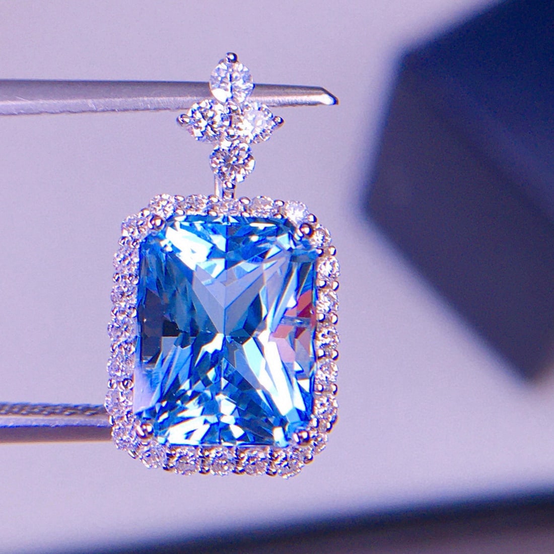 14k Gold 2.91 Ct Natural Aquamarine & Diamond Pendant( Without Chain ): Ref:231157201 // gold content:14k gold // main gemstone:aquamarine // shape:radiant // carat weight:2. 91ct // color:blue // treatment:natural // // adjacent gemstone 2 : diamond // shape:round //