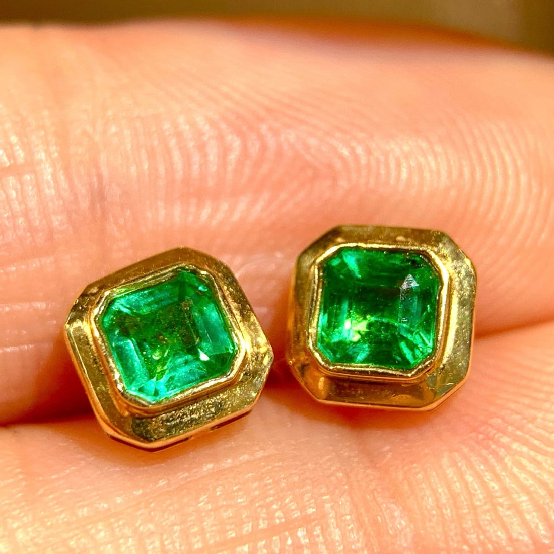 14k Gold 1.00 Ct Natural Emerald Earrings: Ref:231157222 // gold content:14k gold // main gemstone:emerald // shape:octagonal // carat weight:1. 00ct // color:green // treatment:natural // Condition: New Low Estimate: 2200.00 High Estimate:
