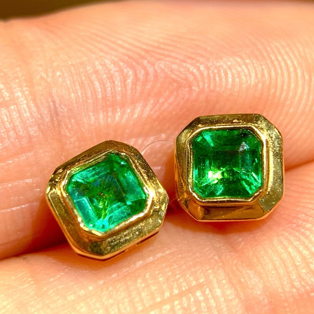 14k Gold 1.00 Ct Natural Emerald Earrings - 3