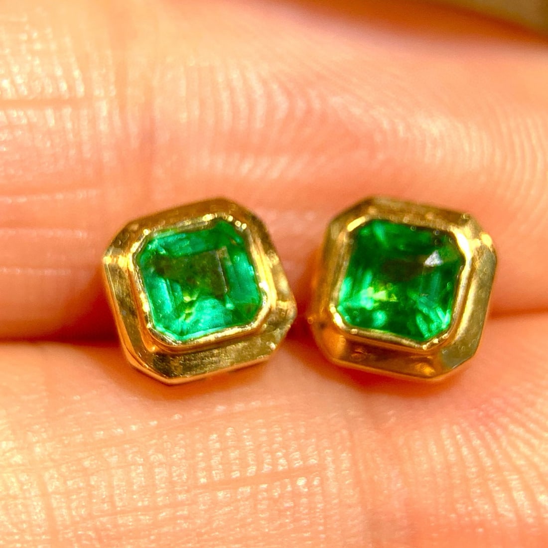 14k Gold 1.00 Ct Natural Emerald Earrings - 4