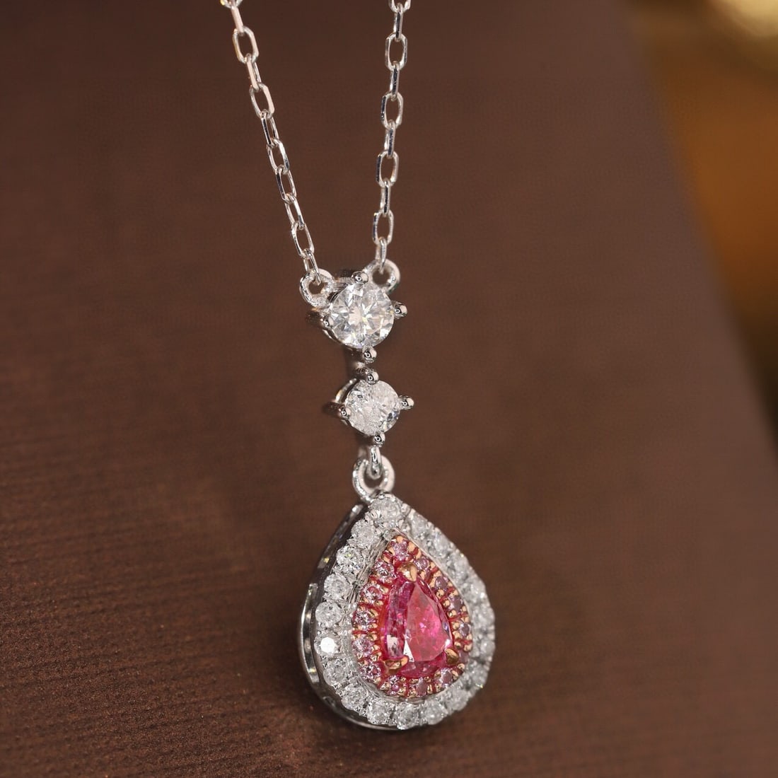 14k Gold 0.35 Ctw Natural Pink Diamond & Diamond Necklace: Ref:231157234 // gold content:14k gold // main gemstone:pink diamond // shape:pear // carat weight:0. 11ct // color:pink // treatment:natural // // adjacent gemstone 2 : diamond // shape:round //