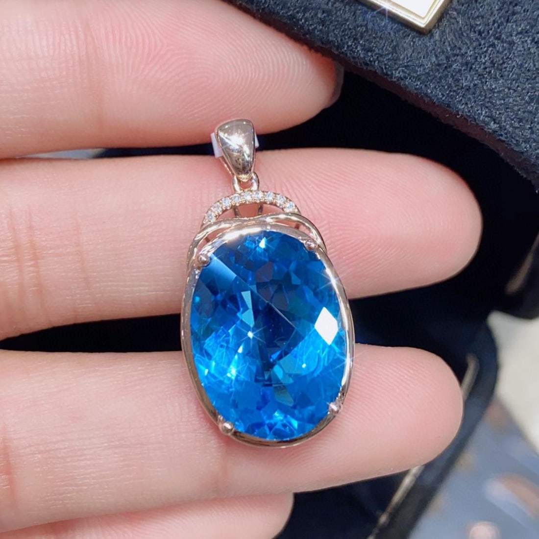 14k Gold 11.77 Ctw Natural Topaz & Diamond Pendant( Without Chain ): Ref:231157240 // gold content:14k gold // main gemstone:topaz // shape:oval // carat weight:11. 75ct // color:blue // treatment:natural // // adjacent gemstone 2 : diamond // number of stones:9 //