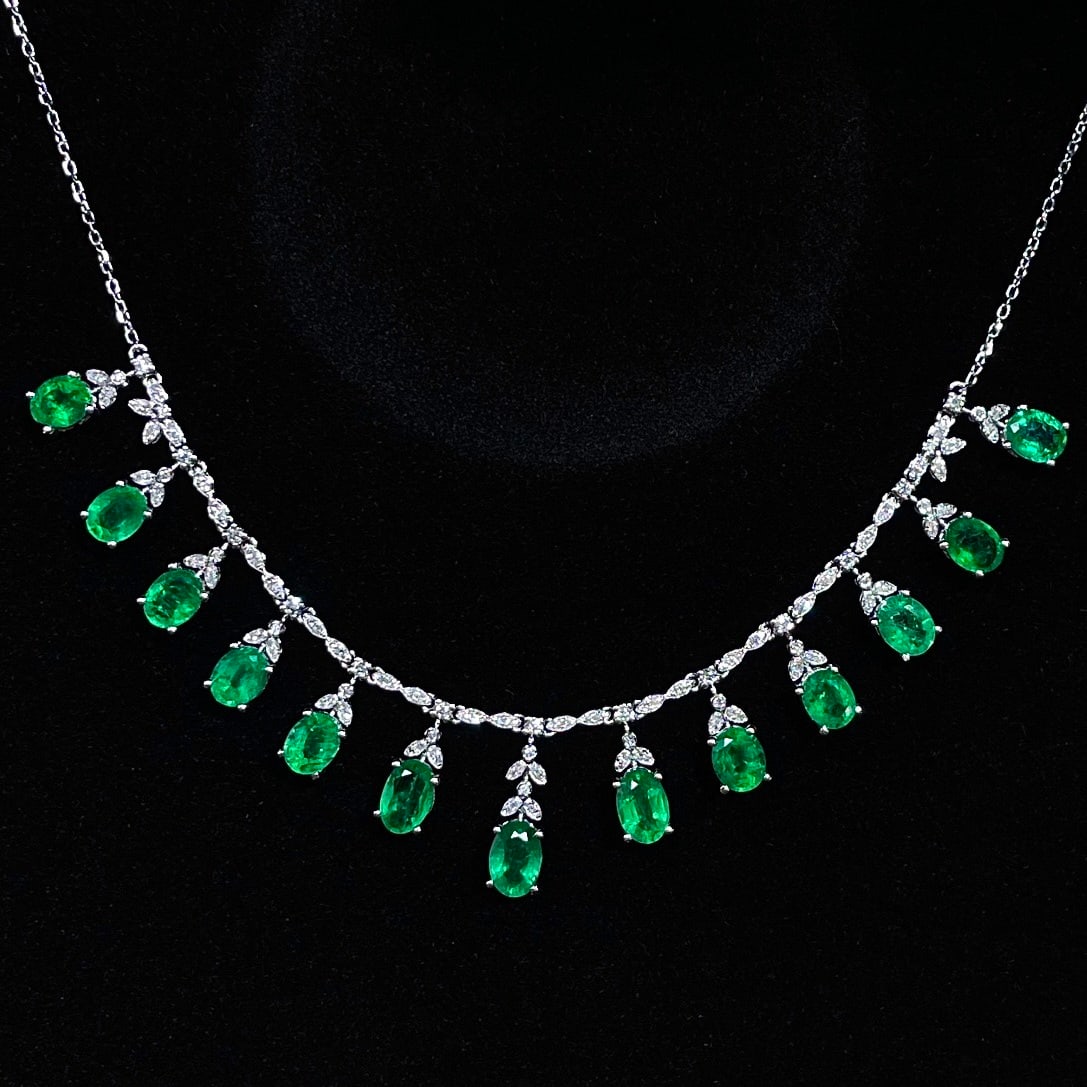14k Gold 4.6 Ct Natural Emerald & Diamond Necklace: Ref:231158045 // gold content:14k gold // main gemstone:emerald // shape:oval // carat weight:4. 6ct // color:green // treatment:natural // // adjacent gemstone 2 : diamond // number of stones:140 //