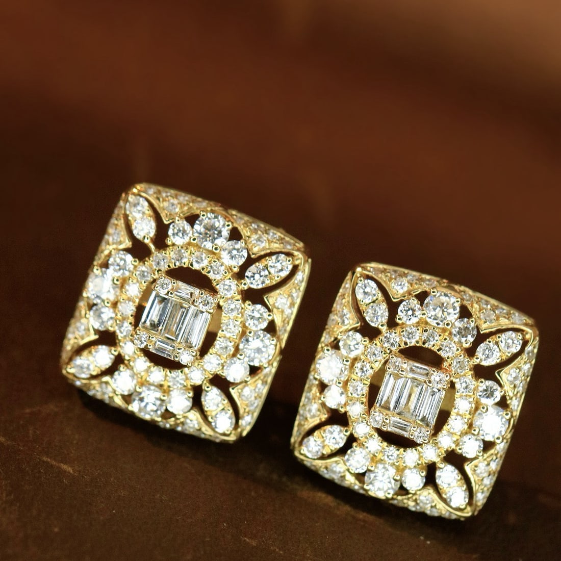 14k Gold 0.96 Ct Natural H Diamond Earrings: Ref:231158058 // gold content:14k gold // main gemstone:diamond // shape:multiple // carat weight:0. 96ct // clarity grade:vs-si // color:h // treatment:natural // Condition: New Low Estimate: 3300.00