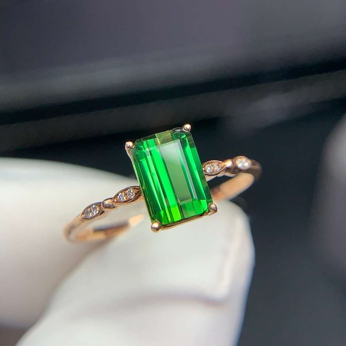 14k Gold 1.22 Ct Natural Tourmaline & Diamond Ring: Ref:231158087 // gold content:14k gold // ring size:7. 25us // // main gemstone:tourmaline // shape:octagonal // carat weight:1. 22ct // color:green // treatment:natural // // adjacent gemstone 2 :