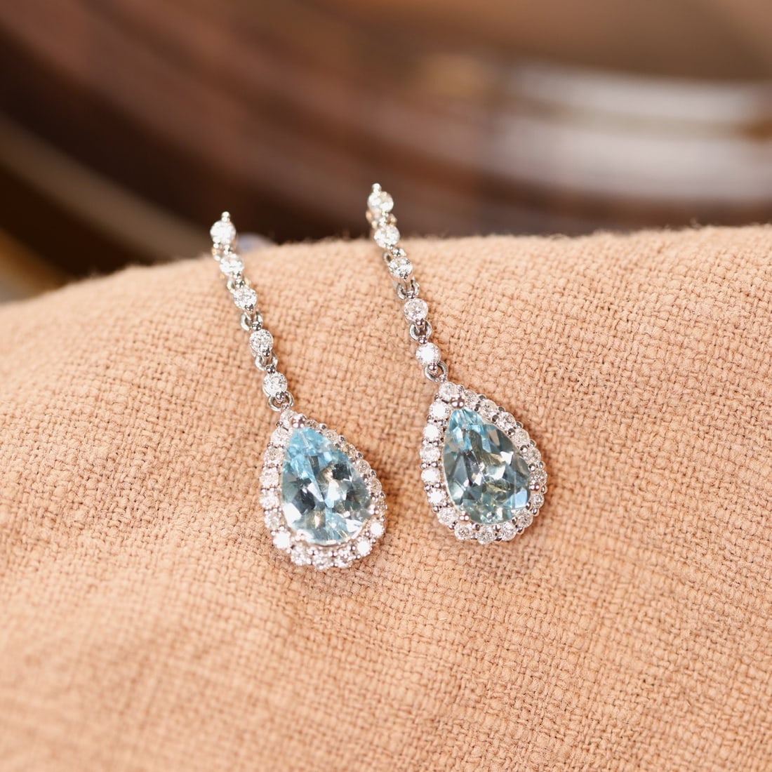 14k Gold 2.08 Ct Natural Aquamarine & Diamond Earrings: Ref:231158118 // gold content:14k gold // main gemstone:aquamarine // shape:pear // carat weight:2. 08ct // color:blue // treatment:natural // // adjacent gemstone 2 : diamond // shape:round // clarit