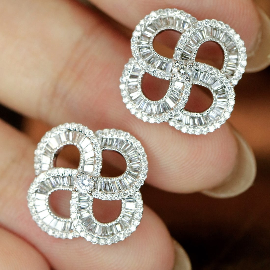 14k Gold 1.06 Ct Natural H Diamond Earrings: Ref:231158119 // gold content:14k gold // main gemstone:diamond // shape:multiple // carat weight:1. 06ct // clarity grade:vs-si // color:h // treatment:natural // Condition: New Low Estimate: