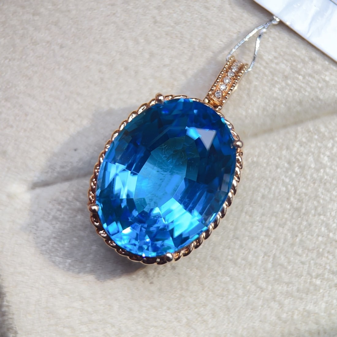 14k Gold 19.72 Ctw Natural Topaz & Diamond Pendant( Without Chain ): Ref:231158120 // gold content:14k gold // main gemstone:topaz // shape:oval // carat weight:19. 7ct // color:blue // treatment:natural // // adjacent gemstone 2 : diamond // number of stones:7 //