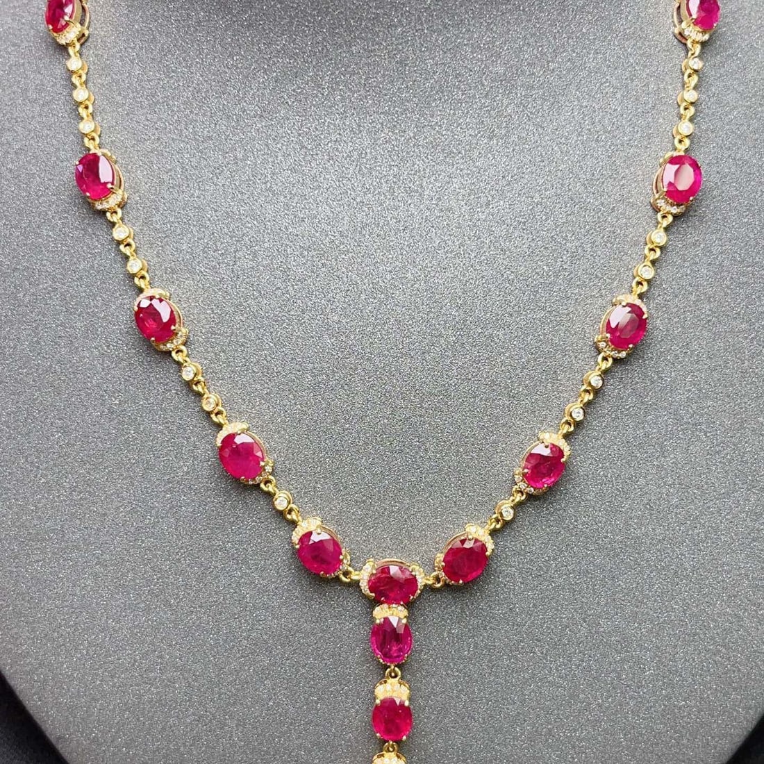 14k Gold 9.85 Ct Natural Ruby & Diamond Necklace: Ref:231158128 // gold content:14k gold // main gemstone:ruby // shape:oval // carat weight:9. 85ct // color:red // treatment:natural // // adjacent gemstone 2 : diamond // number of stones:128 //