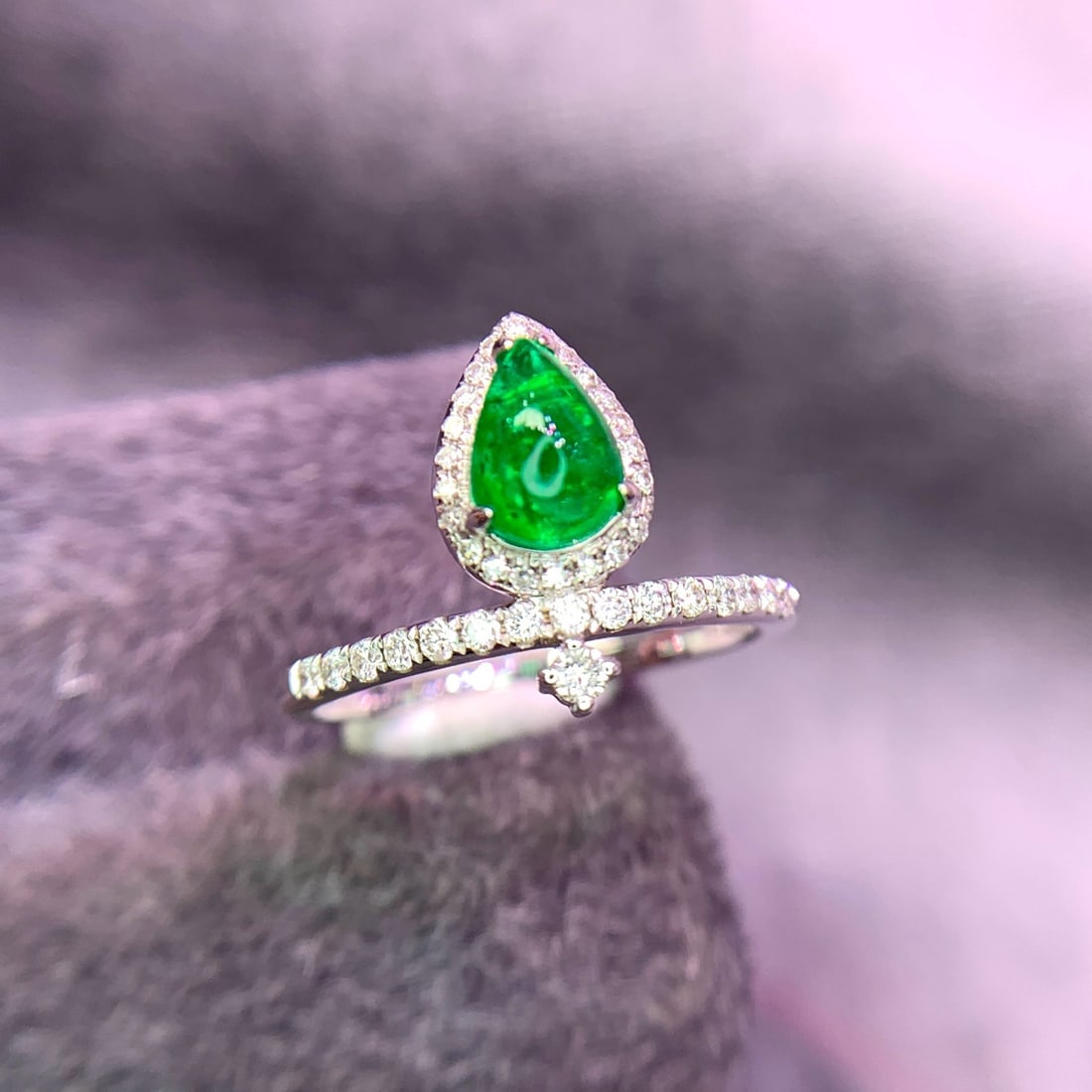 14k Gold 0.8 Ct Natural Emerald & Diamond Ring - 2