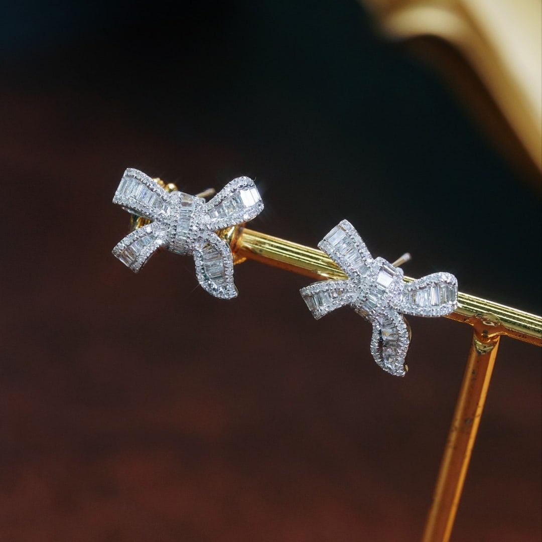14k Gold 1.00 Ct Natural H Diamond Earrings: Ref:231158155 // gold content:14k gold // main gemstone:diamond // shape:multiple // carat weight:1. 00ct // clarity grade:vs-si // color:h // treatment:natural // Condition: New Low Estimate: 4200.00