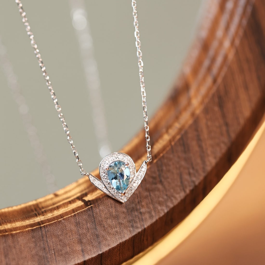 14k Gold 0.52 Ctw Natural Aquamarine & Diamond Necklace: Ref:231158157 // gold content:14k gold // main gemstone:aquamarine // shape:pear // carat weight:0. 4ct // color:blue // treatment:natural // // adjacent gemstone 2 : diamond // shape:round // carat