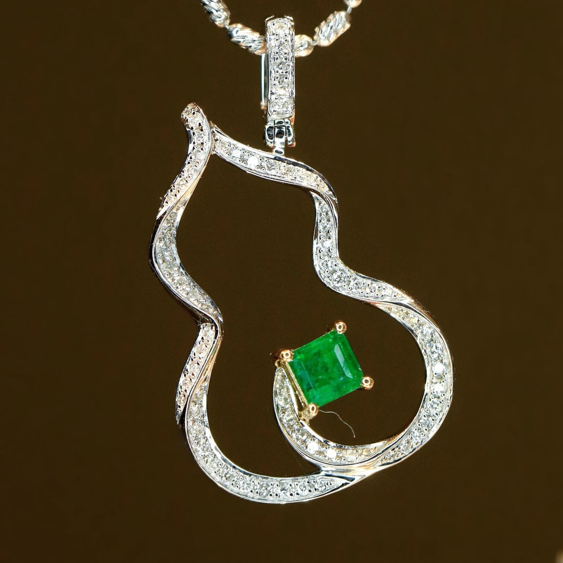 14k Gold 0.37 Ctw Natural Emerald & Diamond Pendant( Without Chain ): Ref:231158167 // gold content:14k gold // main gemstone:emerald // shape:square // carat weight:0. 2ct // color:green // treatment:natural // // adjacent gemstone 2 : diamond // shape:round // carat w