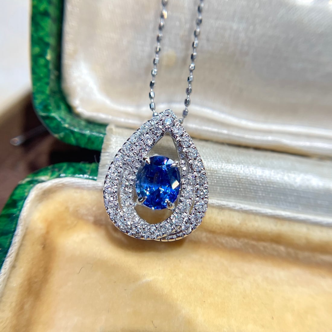 14k Gold 0.82 Ct Natural Sapphire & Diamond Pendant( Without Chain ): Ref:231158180 // gold content:14k gold // main gemstone:sapphire // shape:oval // carat weight:0. 82ct // color:blue // treatment:natural // // adjacent gemstone 2 : diamond // shape:round // clarity 